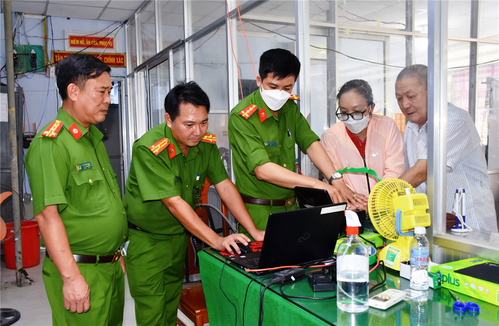 Công an tỉnh Bạc Liêu đang làm nhiệm vụ cấp thẻ Căn cước công dân