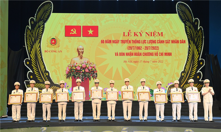 Huân chương Bảo vệ Tổ quốc hạng Nhất tặng Trung tâm Dữ liệu quốc gia về dân cư và Huân chương Bảo vệ Tổ quốc hạng Nhì tặng 10 tập thể gồm Công an các tỉnh Sơn La, Tuyên Quang, Thái Nguyên, Quảng Ninh, Thanh Hóa, Nam Định, Thái Bình, Hải Dương, Thừa Thiên Huế và Bạc Liêu.