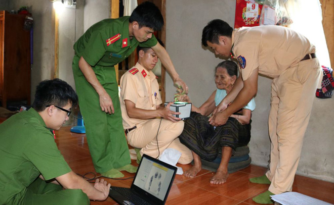 Công an tỉnh Thanh Hoá đến tận nhà làm thẻ Căn cước công dân cho người già.