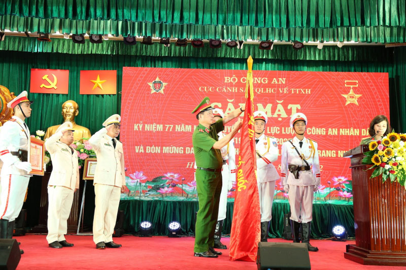 Thừa ủy quyền Chủ tịch nước, Thứ trưởng Nguyễn Duy Ngọc gắn Huân chương Bảo vệ Tổ quốc hạng Nhì lên lá cờ truyền thống của Phòng Hướng dẫn quản lý vũ khí, vật liệu nổ, công cụ hỗ trợ và pháo.