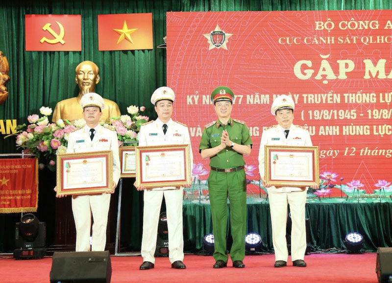 Thừa ủy quyền của Chủ tịch nước, Thứ trưởng Nguyễn Duy Ngọc trao Huân chương Bảo vệ Tổ quốc hạng Nhất tặng 3 cá nhân đã có thành tích xuất sắc trong triển khai thực hiện Dự án Cơ sở DLQG về dân cư và Dự án Sản xuất, cấp và quản lý CCCD.