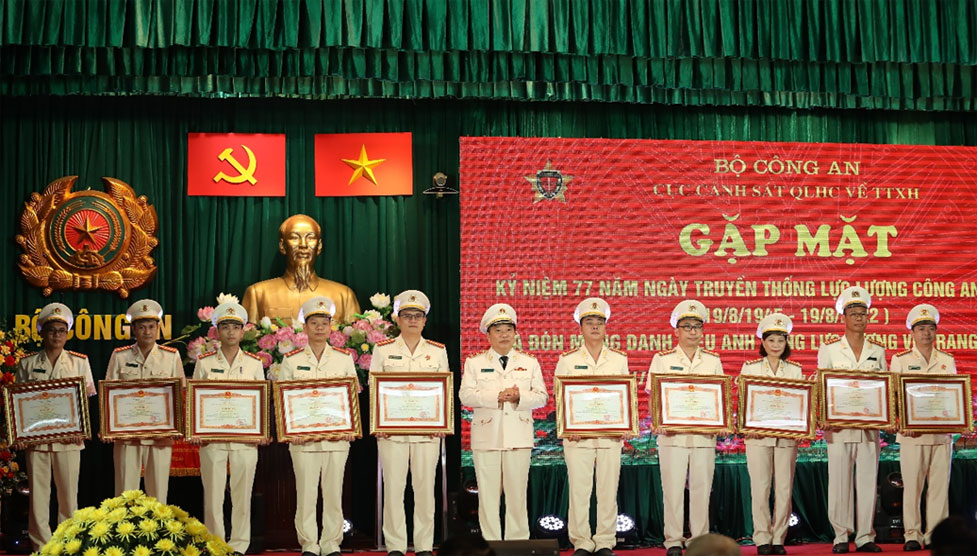 Thừa ủy quyền của Thủ tướng Chính phủ, Trung tướng Tô Văn Huệ trao Bằng khen của Thủ tướng Chính phủ tặng 1 tập thể và 9 cá nhân.