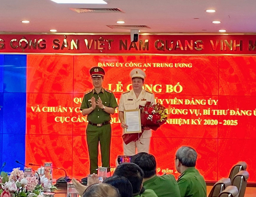 Đồng chí Thứ trưởng Nguyễn Duy Ngọc trao quyết định chuẩn y chức vụ Ủy viên Ban Thường vụ Đảng ủy, Bí thư Đảng ủy Cục Cảnh sát QLHC về TTXH nhiệm kỳ 2020 – 2025 đối với đồng chí Đại tá Nguyển Quốc Hùng, Cục trưởng Cục Cảnh sát QLHC về TTXH