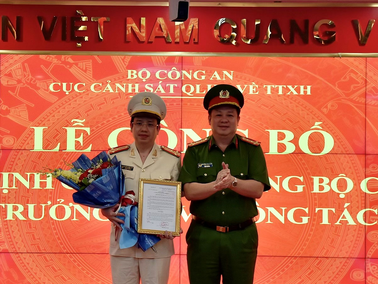 Đồng chí Đại tá Nguyễn Quốc Hùng, Cục trưởng Cục Cảnh sát QLHC về TTXH
trao quyết định thăng cấp bậc hàm, nâng lương từ Trung tá lên Thượng tá đối với đồng chí Trung tá Nguyễn Thành Vĩnh, Phó Giám đốc Trung tâm Dữ liệu quốc gia về dân cư