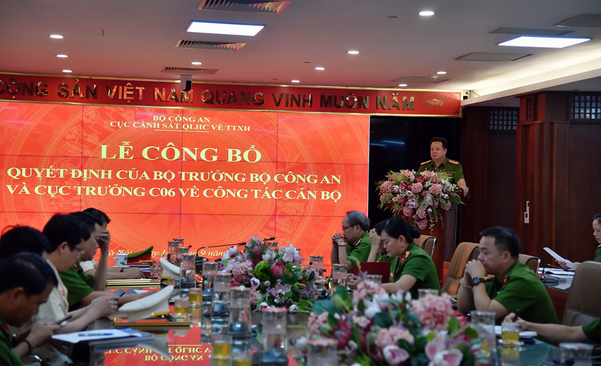 Đồng chí Đại tá Nguyễn Quốc Hùng, Cục trưởng Cục Cảnh sát QLHC về TTXH phát biểu tại buổi lễ