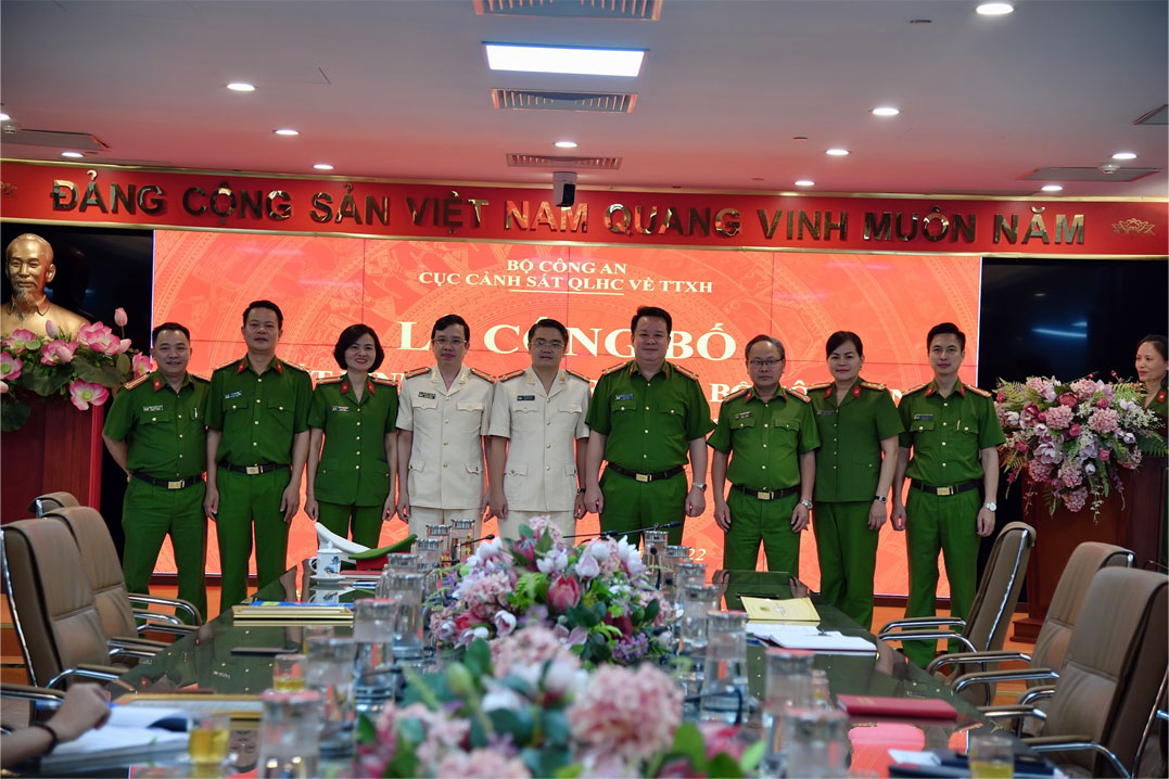 Đồng chí Trung tá Vũ Hoàng Đạt, Trưởng phòng Tham mưu và đồng chí
Thượng tá Nguyễn Thành Vĩnh, Phó Giám đốc Trung tâm Dữ liệu quốc gia về dân cư chụp ảnh cùng lãnh đạo Cục và đại diện lãnh đạo các đơn vị