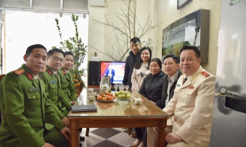 Cục Cảnh sát quản lý hành chính về trật tự xã hội thăm, chúc Tết các gia đình thân nhân Liệt sĩ nhân dịp Tết Nguyên đán Quý Mão 2023