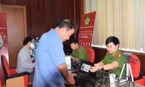 Khi bỏ Sổ hộ khẩu giấy, người dân sẽ thực hiện các giao dịch thủ tục hành chính như thế nào? Để thay hộ khẩu giấy thì người dân cần mang theo gì? Làm gì?