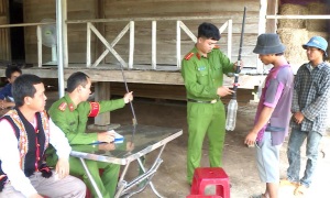 Tín hiệu tích cực từ mô hình “Vận động thu hồi, giao nộp vũ khí, vật liệu nổ và công cụ hỗ trợ”