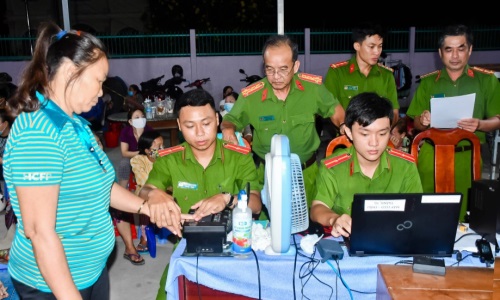 Lực lượng Công an nỗ lực thực hiện Chiến dịch 90 ngày đêm  cấp Căn cước công dân gắn chíp phục vụ người dân