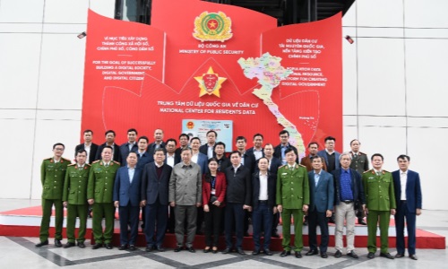Đoàn đại biểu Ủy viên dự khuyết Trung ương Đảng thăm và làm việc tại Trung tâm Dữ liệu quốc gia về dân cư