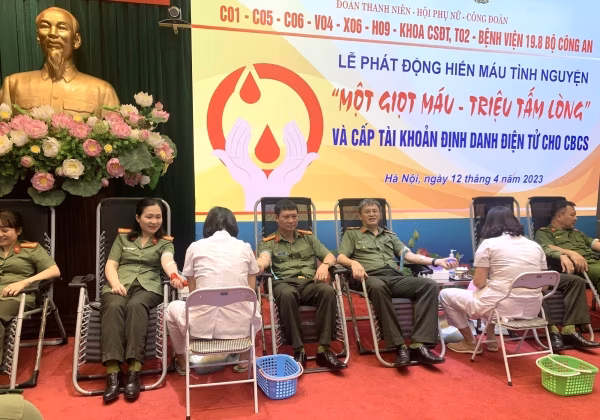 Đoàn Thanh niên, Hội phụ nữ Cục Cảnh sát quản lý hành chính về trật tự xã hội tham gia hiến máu tình nguyện năm 2023 và thực hiện cấp tài khoản định danh điện tử