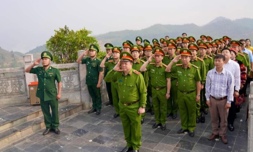 Kỷ niệm 77 năm Ngày truyền thống lực lượng Cảnh sát quản lý hành chính về trật tự xã hội (18/4/1946 - 18/4/2023) - Thiêng liêng Lễ chào cờ tại Cột cờ Quốc gia Lũng Cú, Hà Giang