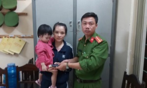 Lực lượng 113 trao trả tài sản cho người dân đánh rơi