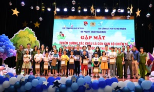 Gặp mặt, tuyên dương các cháu là con cán bộ, chiến sỹ nhân ngày Quốc tế thiếu nhi 01/6