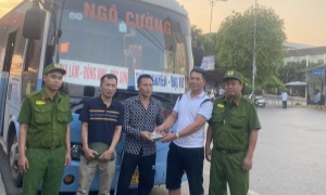 Lực lượng Cảnh sát trật tự, phản ứng nhanh Công an Thái Nguyên nhanh chóng xác minh, tìm được tài sản cho người đánh rơi