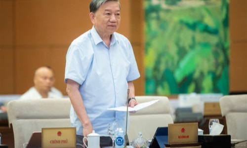 Thông qua dự thảo Nghị quyết về các vị trí có cấp bậc hàm cao nhất là Trung tướng, Thiếu tướng chưa được quy định cụ thể trong Luật CAND