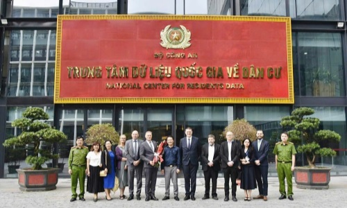 Đoàn Cơ quan thống kê Đan Mạch đến thăm và làm việc  tại Trung tâm Dữ liệu quốc gia về dân cư