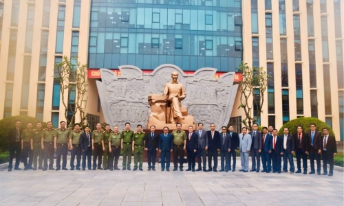 Đoàn đại biểu cấp cao Bộ Công an Lào đến thăm và làm việc tại Công an TP. Hà Nội