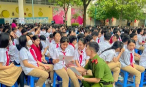 Cục Cảnh sát quản lý hành chính về trật tự xã hội phối hợp với Công an TP. Hà Nội tuyên truyền Luật Căn cước tại Trường Trung học cơ sở Nghĩa Tân, quận Cầu Giấy, TP Hà Nội