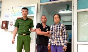 Công an xã giúp đỡ người bị thiểu năng trí tuệ đi lạc trở về với gia đình