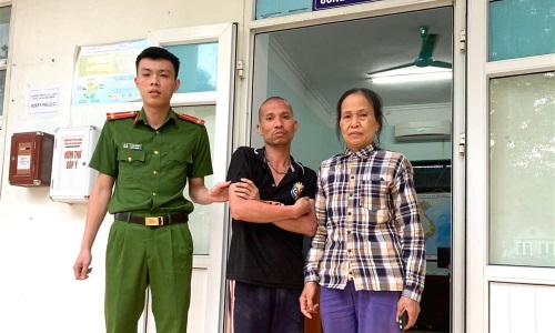 Công an xã giúp đỡ người bị thiểu năng trí tuệ đi lạc trở về với gia đình