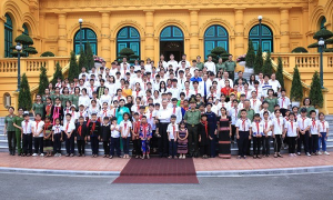 Gặp mặt, biểu dương các cháu là con cán bộ, chiến sỹ đạt thành tích cao trong học tập, con liệt sỹ, con đỡ đầu tiêu biểu năm 2024 trong Công an nhân dân
