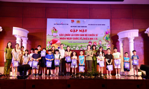 Cục Cảnh sát quản lý hành chính về trật tự xã hội (QLHC về TTXH) và Cục Cảnh sát phòng chống tội phạm về môi trường phối hợp tổ chức chương trình Gặp mặt các cháu là con cán bộ, chiến sỹ nhân dịp Tết Thiếu nhi 1/6