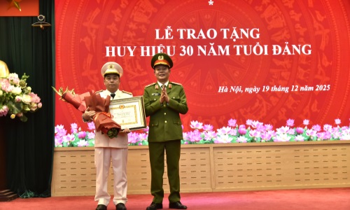 Lễ trao tặng Huy hiệu 30 năm tuổi Đảng cho Đảng viên