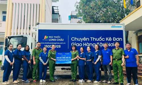 Cục Cảnh sát Quản lý hành chính về trật tự xã hội, Bộ Công an đồng hành cùng Công ty Cổ phần Dược phẩm FPT Long Châu trao quà cho người dân vùng lũ