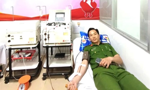 Quảng Ngãi: Trưởng Công an xã vượt gần 30km để hiến tiểu cầu cứu người