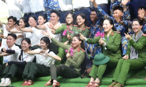 Đại diện Cục cảnh sát Quản lý hành chính về trật tự xã hội thăm và tặng quà quân và dân trên huyện đảo Trường Sa và Nhà giàn DK1