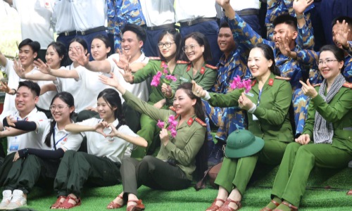 Đại diện Cục cảnh sát Quản lý hành chính về trật tự xã hội thăm và tặng quà quân và dân trên huyện đảo Trường Sa và Nhà giàn DK1