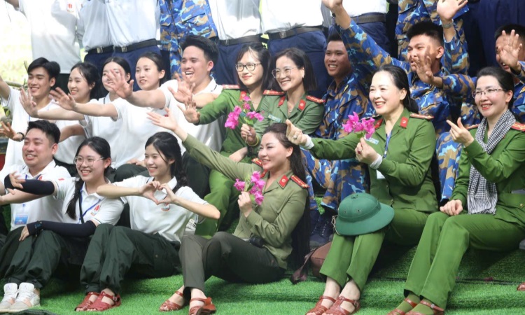 Đại diện Cục cảnh sát Quản lý hành chính về trật tự xã hội thăm và tặng quà quân và dân trên huyện đảo Trường Sa và Nhà giàn DK1