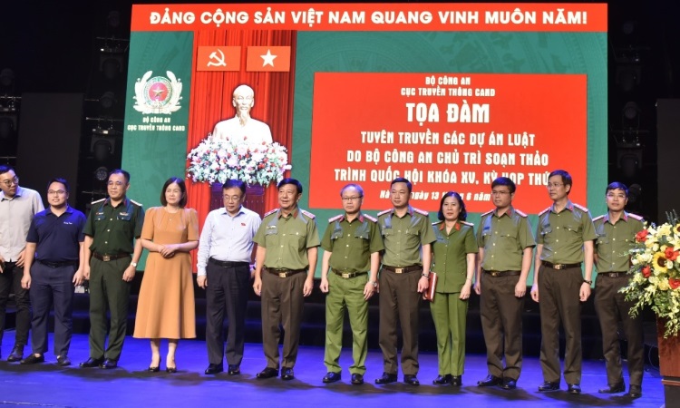 Tham dự buổi tọa đàm truyền thông về ứng dụng VNeID trong sửa đổi Hiến pháp 2013 và vai trò của lực lượng Công an nhân dân