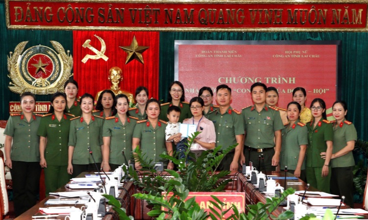 Công an Lai Châu nhận đỡ đầu con trai Thiếu tá Hà Văn Minh hy sinh khi làm nhiệm vụ