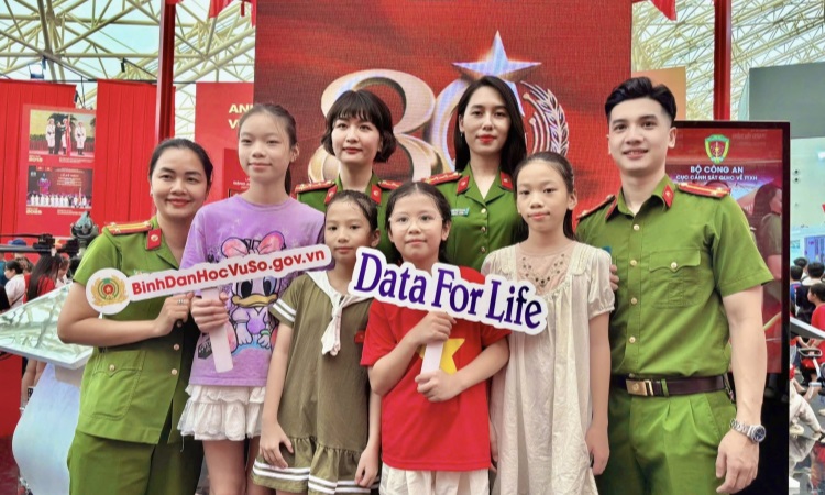 Trải nghiệm gian hàng của Cục Cảnh sát Quản lý hành chính về trật tự xã hội lan tỏa tinh thần công dân số tại Ngày hội Bình yên Đông Anh