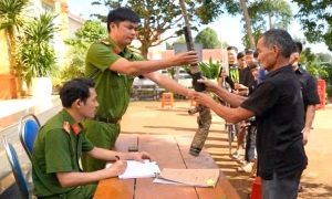 Gia Lai đẩy mạnh thu hồi vũ khí vật liệu nổ, công cụ hỗ trợ