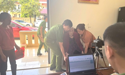 Cục Cảnh sát Quản lý hành chính về trật tự xã hội chủ trì phối hợp Công an tỉnh Sơn La thu nhận mẫu ADN thân nhân liệt sĩ chưa xác định được danh tính.