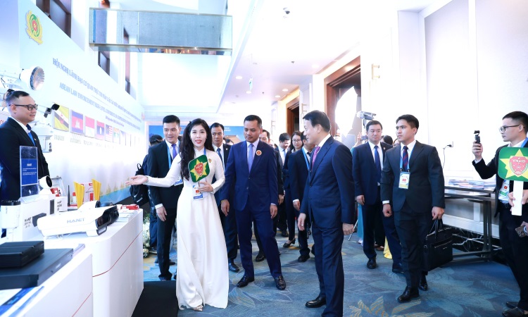 TRIỂN LÃM CÁC GIẢI PHÁP ỨNG DỤNG DỮ LIỆU DÂN CƯ GẮN VỚI THỰC THI PHÁP LUẬT VÀ ĐẤU TRANH VỚI TỘI PHẠM