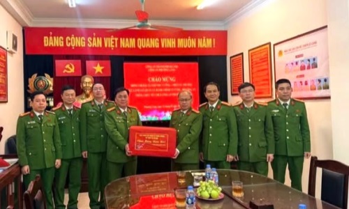 Đại tá Ngô Như Cường, Phó Cục trưởng Cục Cảnh sát Quản ly hành chính về trật tự xã hội chúc Tết Nguyên đán Công an phường Láng