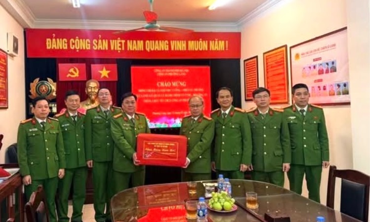 Đại tá Ngô Như Cường, Phó Cục trưởng Cục Cảnh sát Quản ly hành chính về trật tự xã hội chúc Tết Nguyên đán Công an phường Láng