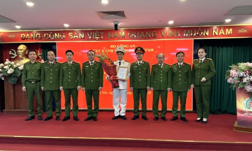 CÔNG BỐ QUYẾT ĐỊNH ĐIỀU ĐỘNG ĐỒNG CHÍ PHÓ CỤC TRƯỞNG CỤC CẢNH SÁT KINH TẾ ĐẾN NHẬN CÔNG TÁC TẠI CỤC CẢNH SÁT QUẢN LÝ HÀNH CHÍNH VỀ TRẬT TỰ XÃ HỘI