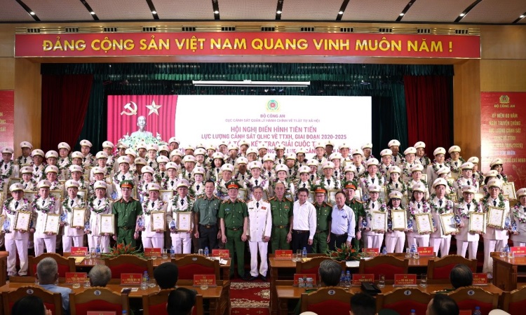 Tôn vinh điển hình tiên tiến lực lượng Cảnh sát QLHC về TTXH hướng tới kỷ niệm 80 năm Ngày truyền thống