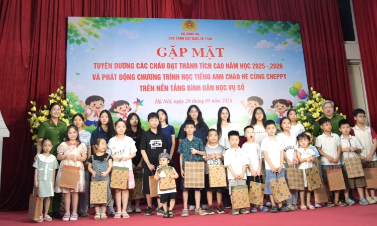 Cục Cảnh sát QLHC về TTXH tuyên dương con cán bộ, chiến sĩ tiêu biểu và phát động chương trình học tiếng Anh chào hè năm 2026