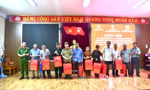 Cục Cảnh sát quản lý hành chính về trật tự xã hội tổ chức dâng hương tưởng niệm Anh hùng liệt sĩ CAND Nguyễn Thị Lợi và tri ân các gia đình chính sách tại tỉnh Thanh Hóa