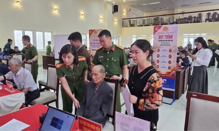 Cục Cảnh sát Quản lý hành chính về trật tự xã hội phối hợp Công an tỉnh Lâm Đồng triển khai thu nhận mẫu sinh phẩm ADN cho thân nhân liệt sĩ