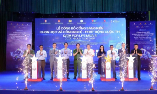 RA MẮT CỔNG SÁNG KIẾN KHOA HỌC VÀ CÔNG NGHỆ CỦA LỰC LƯỢNG CẢNH SÁT QLHC VỀ TTXH VÀ PHÁT ĐỘNG CUỘC THI DATA FOR LIFE MÙA 4 VỚI THÔNG ĐIỆP BUILD TOGETHER HƯỚNG TỚI PHÁT TRIỂN HỆ SINH THÁI KHỞI NGHIỆP QUỐC TẾ CHO CÁC SẢN PHẨM CỦA CUỘC THI